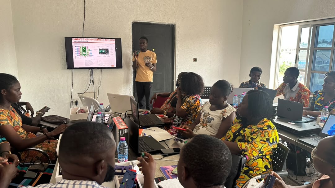 Traning basic school teachers in XploreBot and Arduino.