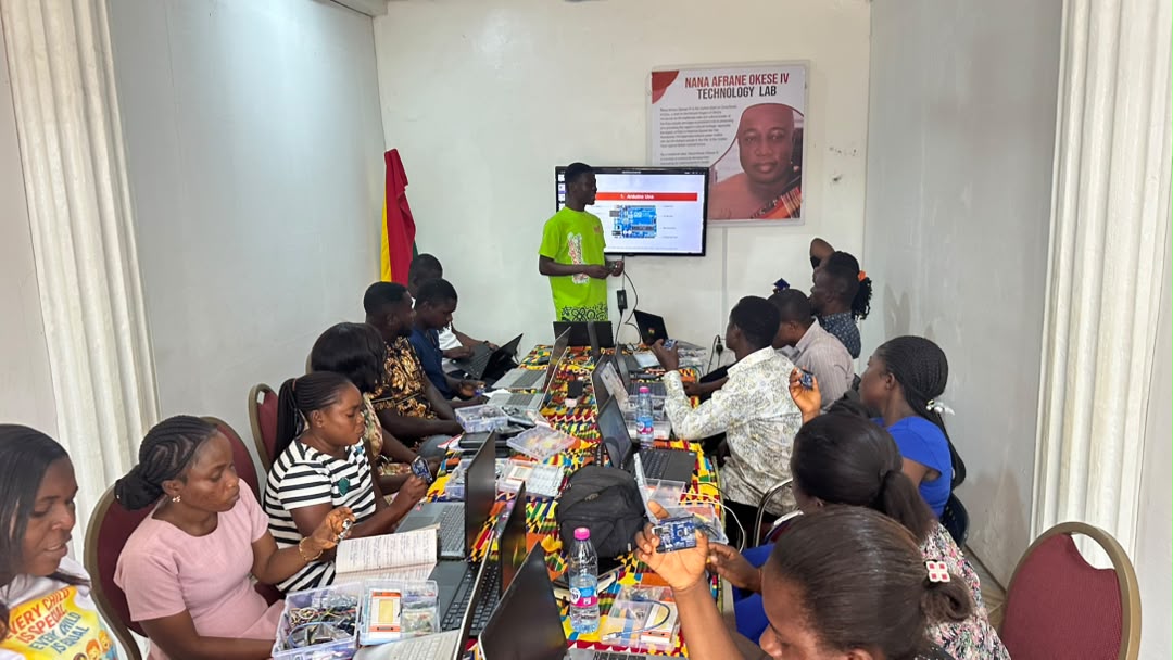 Traning basic school teachers in XploreBot and Arduino.
