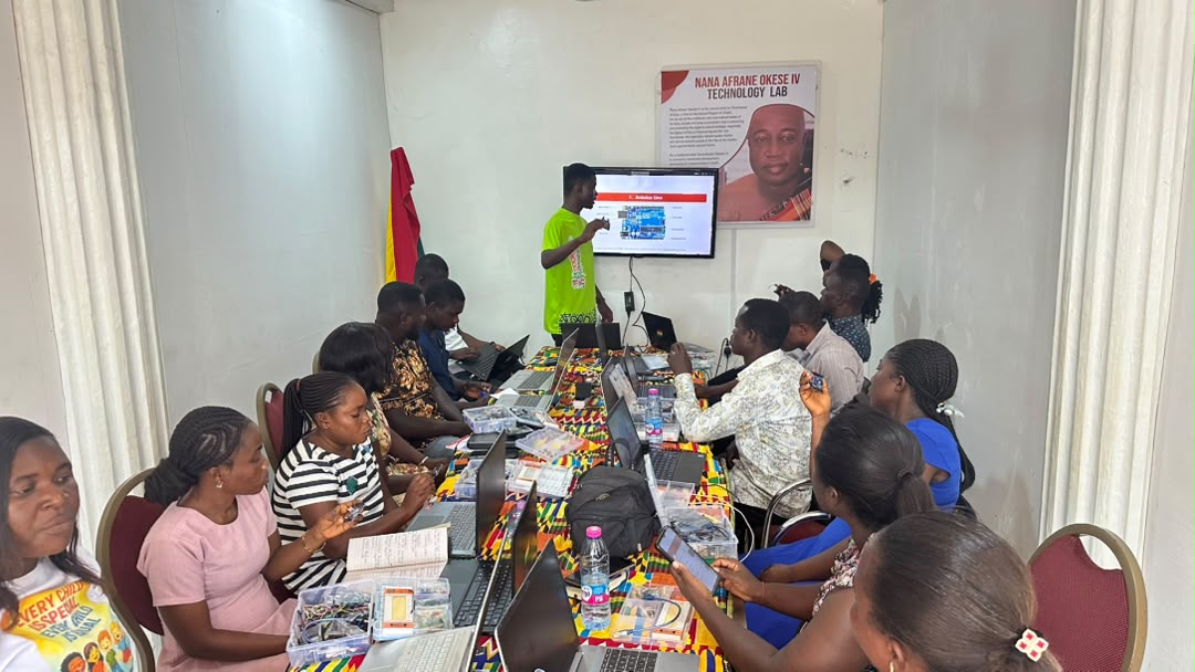Traning basic school teachers in XploreBot and Arduino.