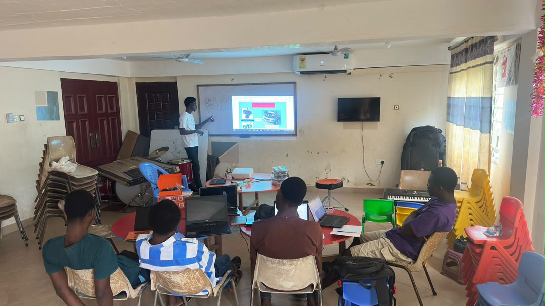 Facilitating a 3-day intensive training on Scratch, electronics, and robotics for facilitators at Akuse, in the Eastern Region of Ghana.