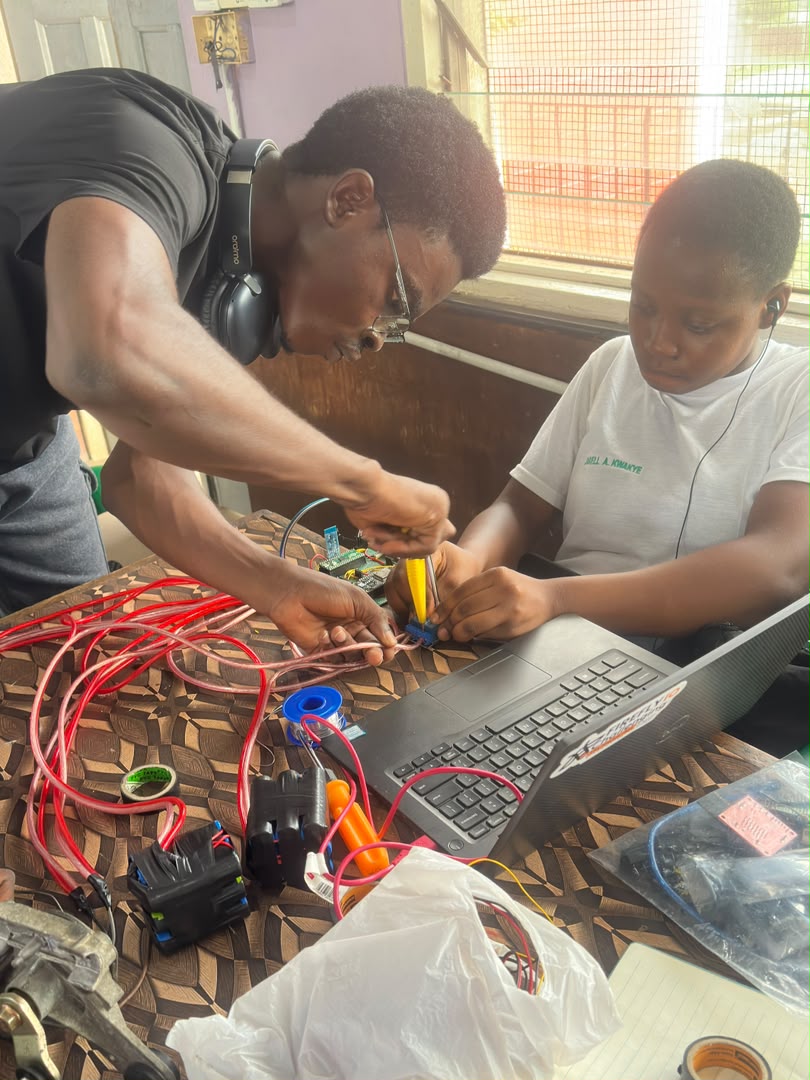 Teaching St. Louis SHS students to build circuits ahead of the Academic City Tech Expo 2026.