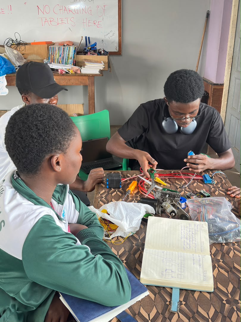 Teaching St. Louis SHS students to build circuits ahead of the Academic City Tech Expo 2026.